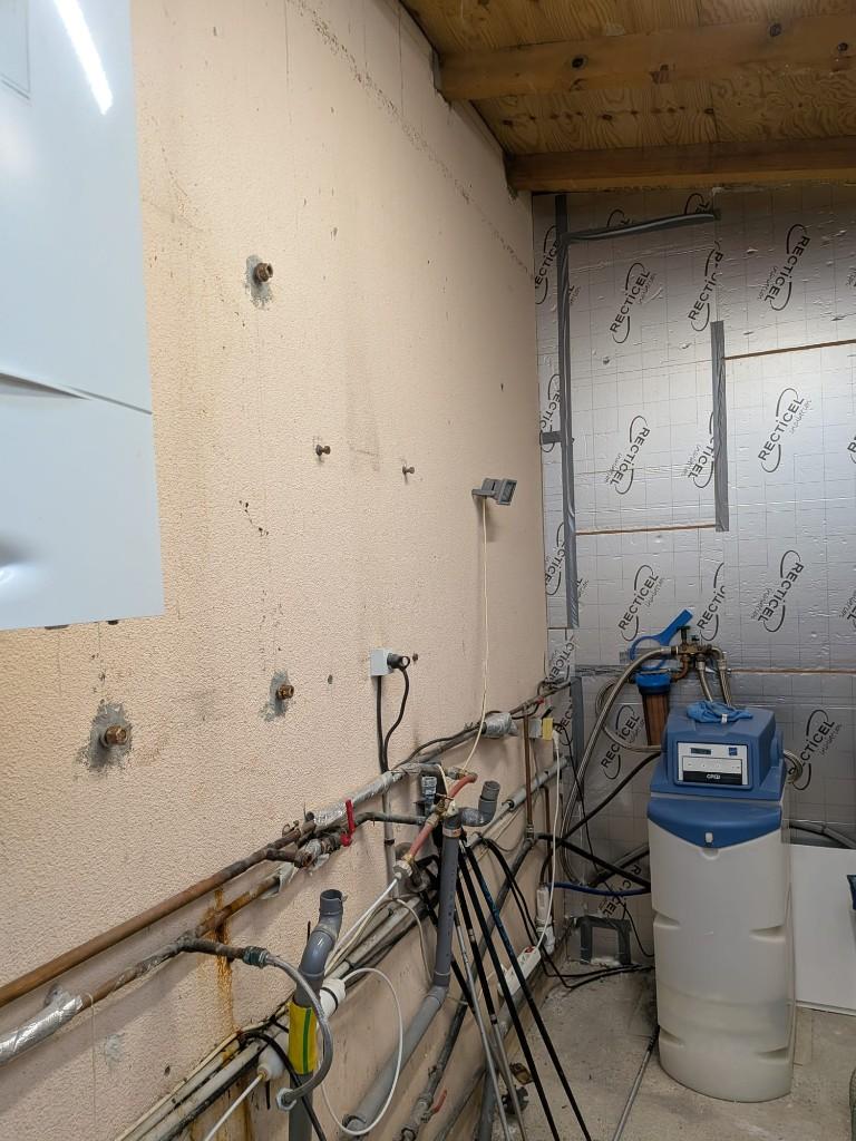 Dépose d'un ancien chauffe-eau avant remplacement urgent dans le Gard