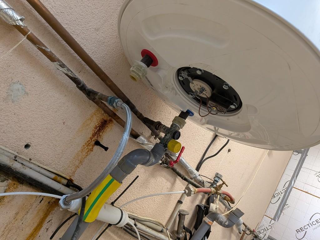 Raccordements sous chauffe-eau électrique contrôlés avant remplacement dans le Gard