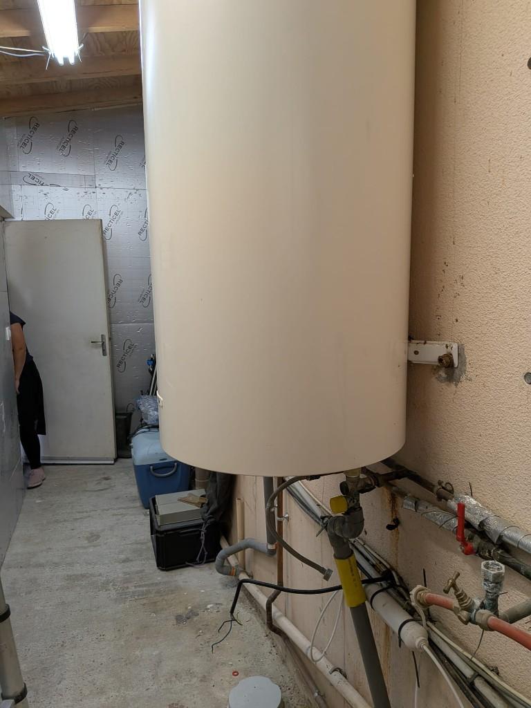 Ancien chauffe-eau électrique 200 L avant remplacement dans le Gard